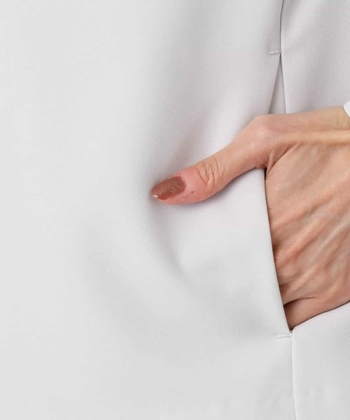 MK MICHEL KLEIN（エムケーミッシェルクラン）の「ダブルクロス テントラインノーカラージャケット/セットアップ対応/防シワ/ストレッチ/洗える（ノーカラージャケット・レディース・グレイッシュベージュ/ネイビー・38）」の3枚目の写真