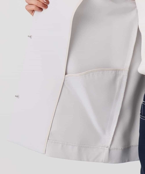 MK MICHEL KLEIN（エムケーミッシェルクラン）の「ダブルクロス テントラインノーカラージャケット/セットアップ対応/防シワ/ストレッチ/洗える（ノーカラージャケット・レディース・グレイッシュベージュ/ネイビー・38）」の7枚目の写真