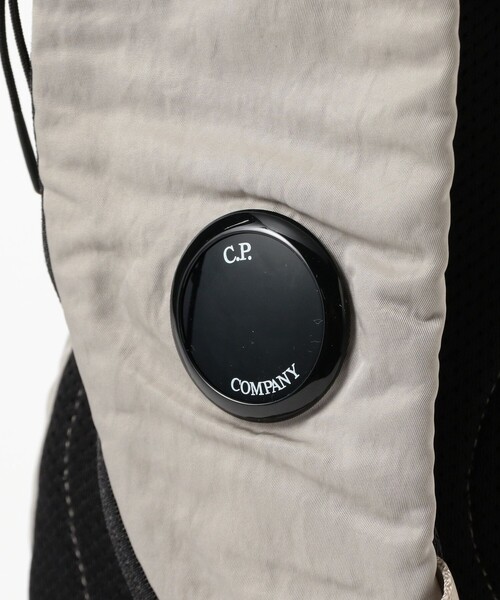 C.P. COMPANY(シーピーカンパニー)の「C.P. Company / Nylon B Crossbody Backpack(ショルダーバッグ・メンズ・ブラック/グレー・ONE SIZE)」の5枚目の写真