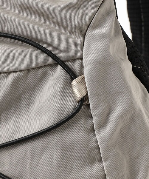 C.P. COMPANY(シーピーカンパニー)の「C.P. Company / Nylon B Crossbody Backpack(ショルダーバッグ・メンズ・ブラック/グレー・ONE SIZE)」の6枚目の写真