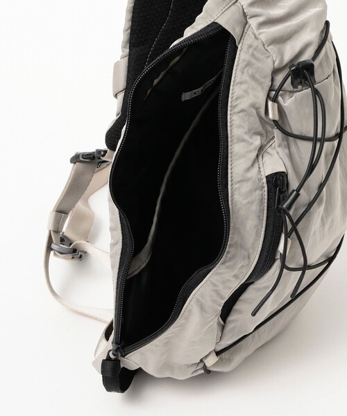 C.P. COMPANY(シーピーカンパニー)の「C.P. Company / Nylon B Crossbody Backpack(ショルダーバッグ・メンズ・ブラック/グレー・ONE SIZE)」の7枚目の写真