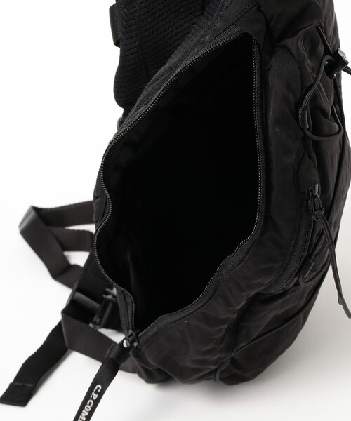 C.P. COMPANY(シーピーカンパニー)の「C.P. Company / Nylon B Crossbody Backpack(ショルダーバッグ・メンズ・ブラック/グレー・ONE SIZE)」の9枚目の写真