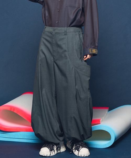 MAISON SPECIAL（メゾンスペシャル）の「《UNISEX》NISHIKAWA KEORI Prime-Wide Wool Curve Pants/NISHIKAWA KEORI プライムワイドウールカーブパンツ【MAISON SPECIAL/メゾンスペシャル】■セットアップ対応■（カーゴパンツ・メンズ・ブラック/グレイッシュベージュ/カーキ・0/1/2）」の3枚目の写真