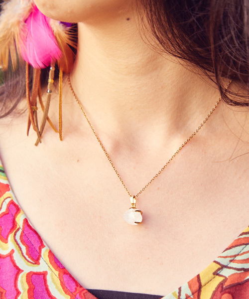 チャイハネ（チャイハネ）の「【チャイハネ】ラフストーンネックレス（ネックレス・レディース・アクア/ピンク/パープル/ホワイト・FREE）」の2枚目の写真