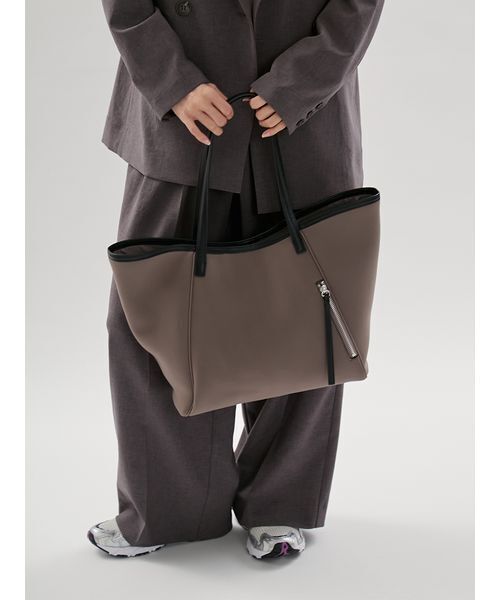 emmi（エミ）の「ネオプレーンビッグトートバッグ（トートバッグ・レディース・チャコールグレー/ブラック/ブラウン・F）」の5枚目の写真
