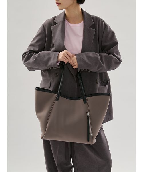 emmi（エミ）の「ネオプレーンビッグトートバッグ（トートバッグ・レディース・チャコールグレー/ブラック/ブラウン・F）」の7枚目の写真