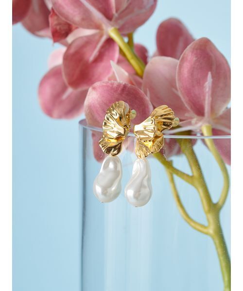 Mila Owen(ミラオーウェン)の「メタルモチーフパールイヤリング(イヤリング・レディース・B/C/D/A・F)」の1枚目の写真