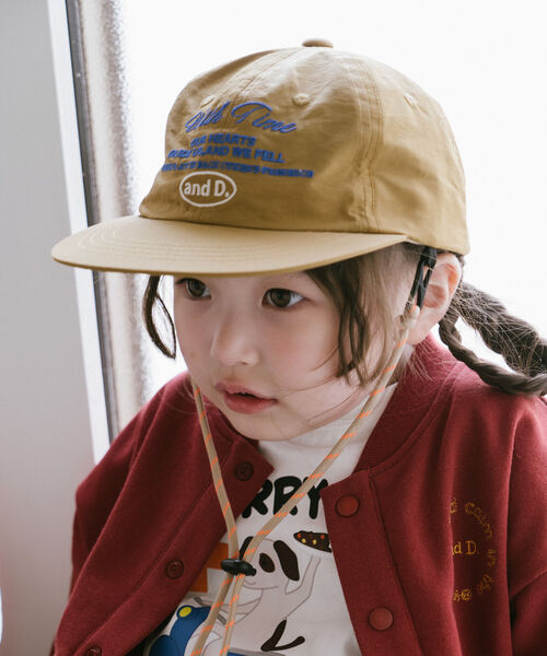 and D. petit main（アンドディープティマイン）の「紐付きししゅうカラーキャップ（キャップ・キッズ・カーキ/レッド/ネイビー・F）」の2枚目の写真