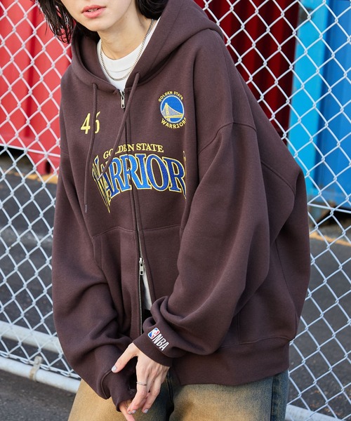 NBA(エヌビーエー)の「NBA/エヌビーエー別注 チームロゴ刺繍 オーバーサイズダブルジップパーカー(パーカー・メンズ・ブラック/アイボリー/アッシュグレー/ダークグレー/レッド/ダークブラウン/ダークネイビー・M/L)」の5枚目の写真