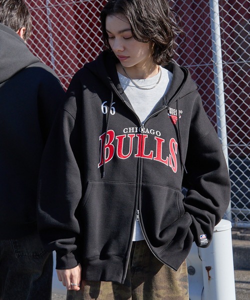 NBA(エヌビーエー)の「NBA/エヌビーエー別注 チームロゴ刺繍 オーバーサイズダブルジップパーカー(パーカー・メンズ・ブラック/アイボリー/アッシュグレー/ダークグレー/レッド/ダークブラウン/ダークネイビー・M/L)」の7枚目の写真