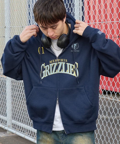 NBA(エヌビーエー)の「NBA/エヌビーエー別注 チームロゴ刺繍 オーバーサイズダブルジップパーカー(パーカー・メンズ・ブラック/アイボリー/アッシュグレー/ダークグレー/レッド/ダークブラウン/ダークネイビー・M/L)」の6枚目の写真