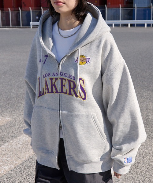 NBA(エヌビーエー)の「NBA/エヌビーエー別注 チームロゴ刺繍 オーバーサイズダブルジップパーカー(パーカー・メンズ・ブラック/アイボリー/アッシュグレー/ダークグレー/レッド/ダークブラウン/ダークネイビー・M/L)」の4枚目の写真