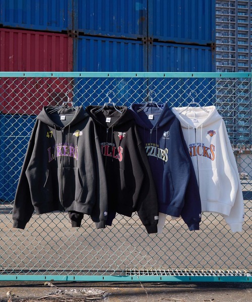 NBA(エヌビーエー)の「NBA/エヌビーエー別注 チームロゴ刺繍 オーバーサイズダブルジップパーカー(パーカー・メンズ・ブラック/アイボリー/アッシュグレー/ダークグレー/レッド/ダークブラウン/ダークネイビー・M/L)」の8枚目の写真