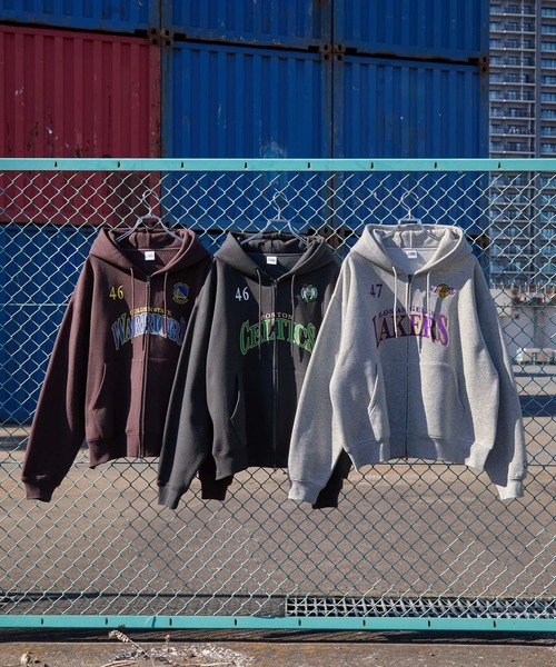 NBA(エヌビーエー)の「NBA/エヌビーエー別注 チームロゴ刺繍 オーバーサイズダブルジップパーカー(パーカー・メンズ・ブラック/アイボリー/アッシュグレー/ダークグレー/レッド/ダークブラウン/ダークネイビー・M/L)」の9枚目の写真