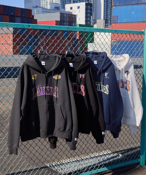 NBA(エヌビーエー)の「NBA/エヌビーエー別注 チームロゴ刺繍 オーバーサイズダブルジップパーカー(パーカー・メンズ・ブラック/アイボリー/アッシュグレー/ダークグレー/レッド/ダークブラウン/ダークネイビー・M/L)」の10枚目の写真