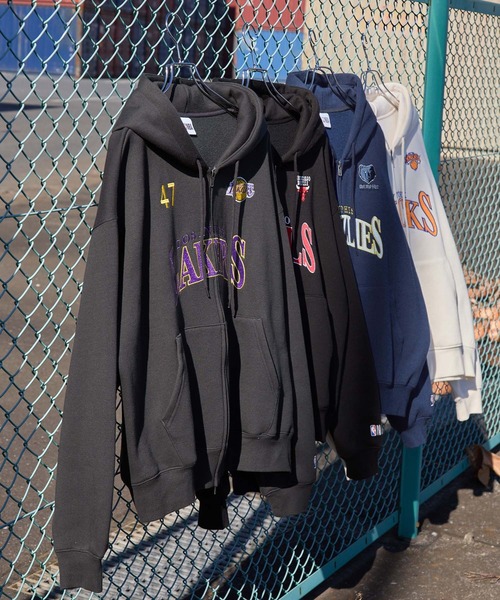 NBA(エヌビーエー)の「NBA/エヌビーエー別注 チームロゴ刺繍 オーバーサイズダブルジップパーカー(パーカー・メンズ・ブラック/アイボリー/アッシュグレー/ダークグレー/レッド/ダークブラウン/ダークネイビー・M/L)」の11枚目の写真