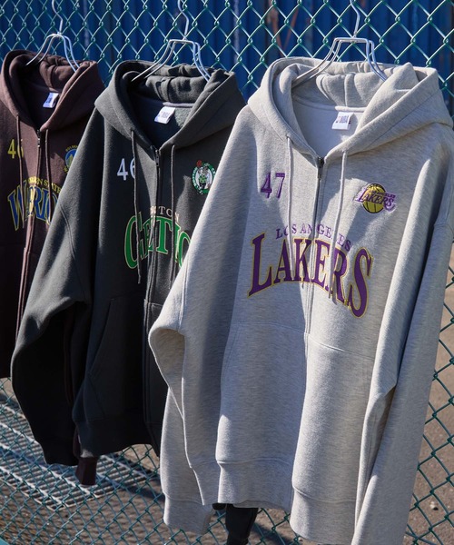 NBA(エヌビーエー)の「NBA/エヌビーエー別注 チームロゴ刺繍 オーバーサイズダブルジップパーカー(パーカー・メンズ・ブラック/アイボリー/アッシュグレー/ダークグレー/レッド/ダークブラウン/ダークネイビー・M/L)」の13枚目の写真