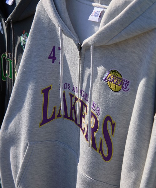 NBA(エヌビーエー)の「NBA/エヌビーエー別注 チームロゴ刺繍 オーバーサイズダブルジップパーカー(パーカー・メンズ・ブラック/アイボリー/アッシュグレー/ダークグレー/レッド/ダークブラウン/ダークネイビー・M/L)」の14枚目の写真