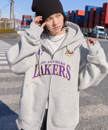 NBA（エヌビーエー）の「NBA/エヌビーエー別注 チームロゴ刺繍 オーバーサイズダブルジップパーカー（パーカー）」