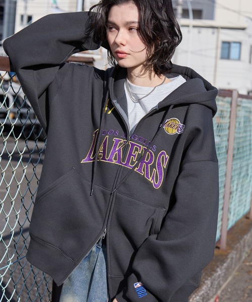 NBA(エヌビーエー)の「NBA/エヌビーエー別注 チームロゴ刺繍 オーバーサイズダブルジップパーカー(パーカー・メンズ・ブラック/アイボリー/アッシュグレー/ダークグレー/レッド/ダークブラウン/ダークネイビー・M/L)」の15枚目の写真