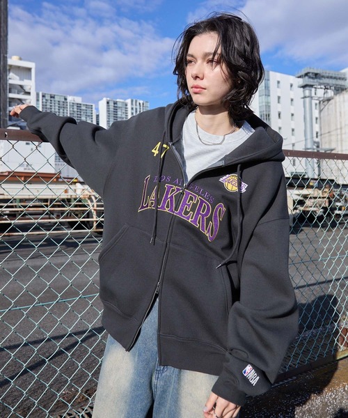 NBA(エヌビーエー)の「NBA/エヌビーエー別注 チームロゴ刺繍 オーバーサイズダブルジップパーカー(パーカー・メンズ・ブラック/アイボリー/アッシュグレー/ダークグレー/レッド/ダークブラウン/ダークネイビー・M/L)」の16枚目の写真