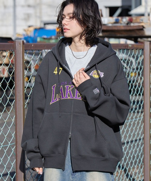 NBA(エヌビーエー)の「NBA/エヌビーエー別注 チームロゴ刺繍 オーバーサイズダブルジップパーカー(パーカー・メンズ・ブラック/アイボリー/アッシュグレー/ダークグレー/レッド/ダークブラウン/ダークネイビー・M/L)」の17枚目の写真