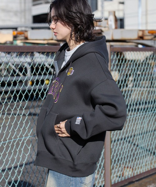 NBA(エヌビーエー)の「NBA/エヌビーエー別注 チームロゴ刺繍 オーバーサイズダブルジップパーカー(パーカー・メンズ・ブラック/アイボリー/アッシュグレー/ダークグレー/レッド/ダークブラウン/ダークネイビー・M/L)」の18枚目の写真