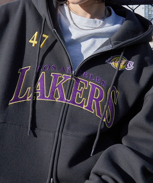 NBA(エヌビーエー)の「NBA/エヌビーエー別注 チームロゴ刺繍 オーバーサイズダブルジップパーカー(パーカー・メンズ・ブラック/アイボリー/アッシュグレー/ダークグレー/レッド/ダークブラウン/ダークネイビー・M/L)」の20枚目の写真