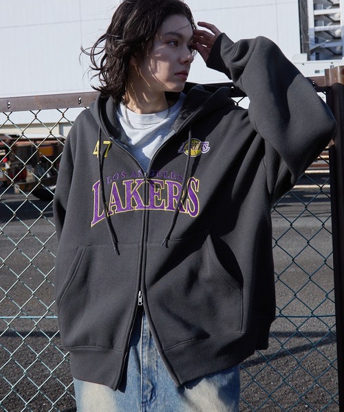 NBA(エヌビーエー)の「NBA/エヌビーエー別注 チームロゴ刺繍 オーバーサイズダブルジップパーカー(パーカー・メンズ・ブラック/アイボリー/アッシュグレー/ダークグレー/レッド/ダークブラウン/ダークネイビー・M/L)」の21枚目の写真