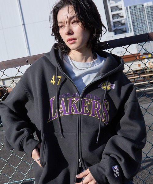 NBA(エヌビーエー)の「NBA/エヌビーエー別注 チームロゴ刺繍 オーバーサイズダブルジップパーカー(パーカー・メンズ・ブラック/アイボリー/アッシュグレー/ダークグレー/レッド/ダークブラウン/ダークネイビー・M/L)」の22枚目の写真