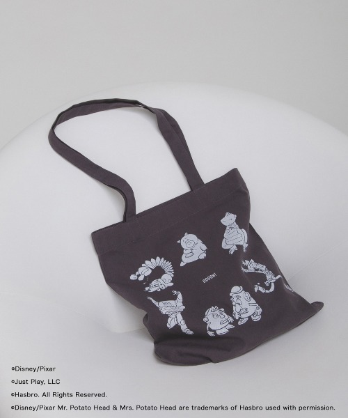 KBF(ケイビーエフ)の「TOYSTORY/トートバッグ(トートバッグ・レディース・チャコールグレー/アイボリー・ONE)」の2枚目の写真