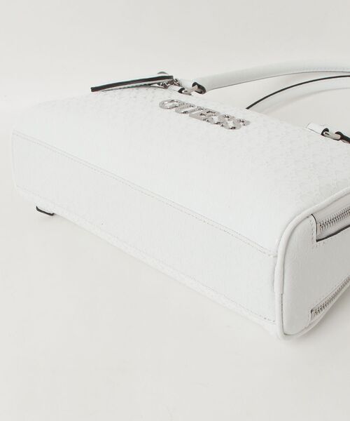 Guess（ゲス）の「CARLA Shoulder Satchel ショルダーバッグ（ショルダーバッグ・レディース・ホワイト/ブラック・ONE SIZE）」の15枚目の写真