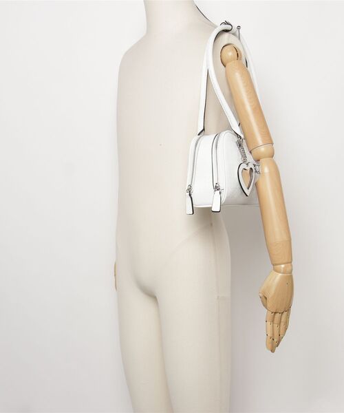 Guess（ゲス）の「CARLA Shoulder Satchel ショルダーバッグ（ショルダーバッグ・レディース・ホワイト/ブラック・ONE SIZE）」の17枚目の写真