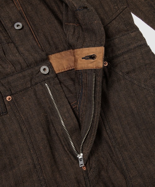 SUGARHILL(シュガーヒル)の「HERRIGNBONE MODERN DENIM JUMPSUITS(つなぎ/オールインワン・メンズ・ブラウン・2)」の4枚目の写真