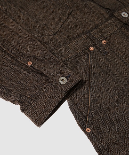 SUGARHILL(シュガーヒル)の「HERRIGNBONE MODERN DENIM JUMPSUITS(つなぎ/オールインワン・メンズ・ブラウン・2)」の8枚目の写真