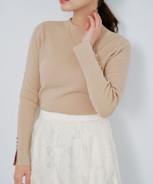 COHINA(コヒナ)の「シルキーコットンゴールドボタンニット 【低身長・小柄女性】(ニット/セーター・レディース・ベージュ/ネイビー/ブルー/その他/ホワイト・ONE SIZE)」の2枚目の写真