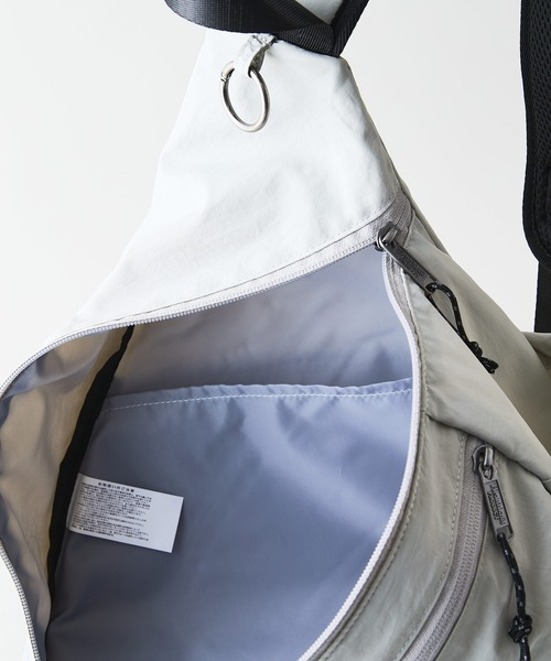 Healthknit(ヘルスニット)の「【HEALTHKNIT/ヘルスニット】【軽量・多機能でフェスや旅行の際にもおすすめ!】フローワンショルダーバッグ ボディバッグ スリングバッグ 縦型 斜めがけ マザーズバッグ ユニセックス(ショルダーバッグ・メンズ・チャコールグレー/グレー/ブラック・FREE)」の22枚目の写真