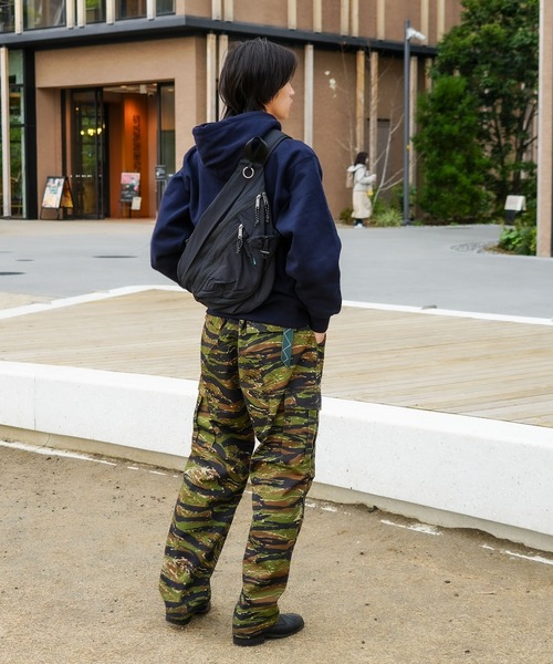 Healthknit(ヘルスニット)の「【HEALTHKNIT/ヘルスニット】【軽量・多機能でフェスや旅行の際にもおすすめ!】フローワンショルダーバッグ ボディバッグ スリングバッグ 縦型 斜めがけ マザーズバッグ ユニセックス(ショルダーバッグ・メンズ・チャコールグレー/グレー/ブラック・FREE)」の4枚目の写真