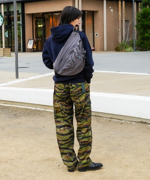 Healthknit(ヘルスニット)の「【HEALTHKNIT/ヘルスニット】【軽量・多機能でフェスや旅行の際にもおすすめ!】フローワンショルダーバッグ ボディバッグ スリングバッグ 縦型 斜めがけ マザーズバッグ ユニセックス(ショルダーバッグ・メンズ・チャコールグレー/グレー/ブラック・FREE)」の10枚目の写真
