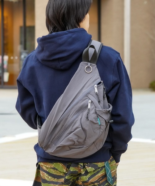 Healthknit(ヘルスニット)の「【HEALTHKNIT/ヘルスニット】【軽量・多機能でフェスや旅行の際にもおすすめ!】フローワンショルダーバッグ ボディバッグ スリングバッグ 縦型 斜めがけ マザーズバッグ ユニセックス(ショルダーバッグ・メンズ・チャコールグレー/グレー/ブラック・FREE)」の11枚目の写真
