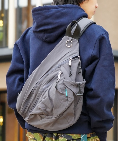 Healthknit(ヘルスニット)の「【HEALTHKNIT/ヘルスニット】【軽量・多機能でフェスや旅行の際にもおすすめ!】フローワンショルダーバッグ ボディバッグ スリングバッグ 縦型 斜めがけ マザーズバッグ ユニセックス(ショルダーバッグ・メンズ・チャコールグレー/グレー/ブラック・FREE)」の12枚目の写真