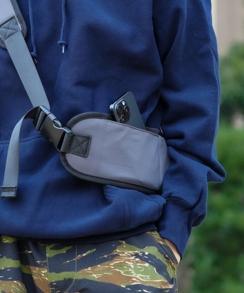 Healthknit(ヘルスニット)の「【HEALTHKNIT/ヘルスニット】【軽量・多機能でフェスや旅行の際にもおすすめ!】フローワンショルダーバッグ ボディバッグ スリングバッグ 縦型 斜めがけ マザーズバッグ ユニセックス(ショルダーバッグ・メンズ・チャコールグレー/グレー/ブラック・FREE)」の13枚目の写真