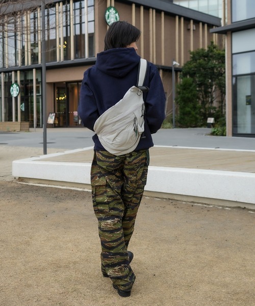 Healthknit(ヘルスニット)の「【HEALTHKNIT/ヘルスニット】【軽量・多機能でフェスや旅行の際にもおすすめ!】フローワンショルダーバッグ ボディバッグ スリングバッグ 縦型 斜めがけ マザーズバッグ ユニセックス(ショルダーバッグ・メンズ・チャコールグレー/グレー/ブラック・FREE)」の16枚目の写真