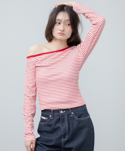 HEILIS(ヘイリス)の「オフショルダーボーダーカットソー / オフショルダー アシンメトリー コンパクト シンプル カジュアル フェミニン レッド ブラック 赤 黒 オフショルダー 春服 夏服 秋服 長袖 トップス ノームコア カットソー シティガール 韓国 インナー ロンT レイヤード(Tシャツ/カットソー・レディース・レッド/ブラック・FREE)」の3枚目の写真