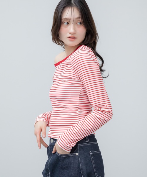 HEILIS(ヘイリス)の「オフショルダーボーダーカットソー / オフショルダー アシンメトリー コンパクト シンプル カジュアル フェミニン レッド ブラック 赤 黒 オフショルダー 春服 夏服 秋服 長袖 トップス ノームコア カットソー シティガール 韓国 インナー ロンT レイヤード(Tシャツ/カットソー・レディース・レッド/ブラック・FREE)」の4枚目の写真