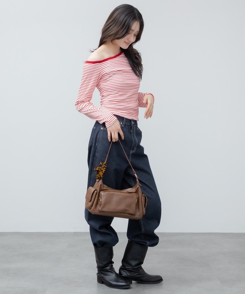 HEILIS(ヘイリス)の「オフショルダーボーダーカットソー / オフショルダー アシンメトリー コンパクト シンプル カジュアル フェミニン レッド ブラック 赤 黒 オフショルダー 春服 夏服 秋服 長袖 トップス ノームコア カットソー シティガール 韓国 インナー ロンT レイヤード(Tシャツ/カットソー・レディース・レッド/ブラック・FREE)」の8枚目の写真