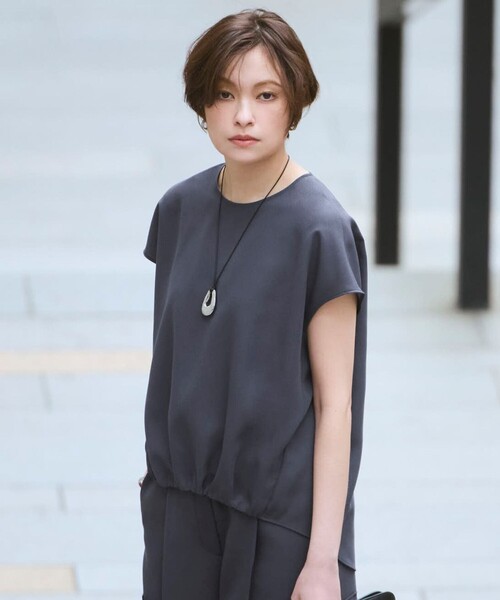 ICB(アイシービー)の「FluidBackSatin フレンチスリーブブラウス(シャツ/ブラウス・レディース・スモーキーグリーン系/ブラック系/グレー系・6/4/2)」の2枚目の写真