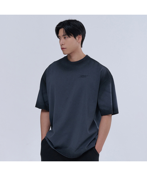 NINEZ(ナインゼット)の「スプレーウォッシングオーバーサイズTシャツ (2色)(Tシャツ/カットソー・メンズ・ブラック/ダークグレー・2XL/MEDIUM/LARGE/X-LARGE)」の2枚目の写真