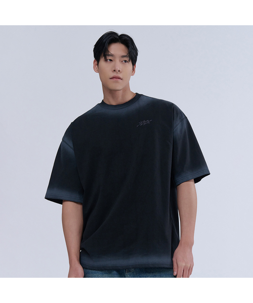 NINEZ(ナインゼット)の「スプレーウォッシングオーバーサイズTシャツ (2色)(Tシャツ/カットソー・メンズ・ブラック/ダークグレー・2XL/MEDIUM/LARGE/X-LARGE)」の1枚目の写真