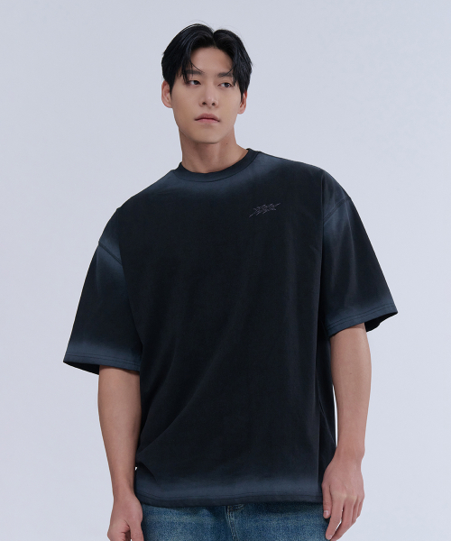 NINEZ(ナインゼット)の「スプレーウォッシングオーバーサイズTシャツ (2色)(Tシャツ/カットソー・メンズ・ブラック/ダークグレー・2XL/MEDIUM/LARGE/X-LARGE)」の3枚目の写真